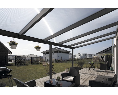 Überdachte Terrasse mit Gartenmöbeln und Grill