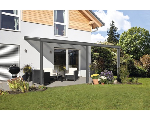 Terrassenüberdachung aus Aluminium mit Gartenmöbeln auf einer Terrasse