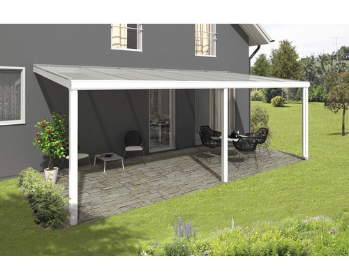 Terrasse mit Terrassenüberdachung, Gartenmöbeln und Pflanzen