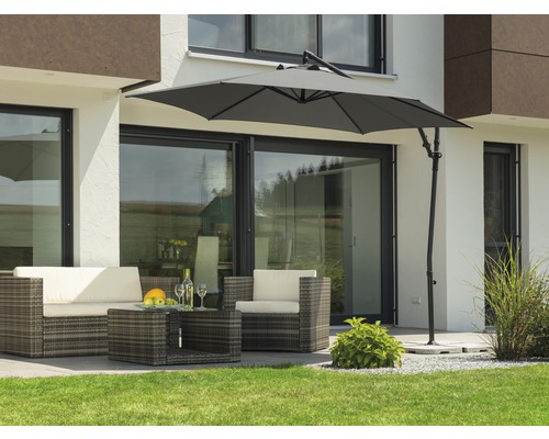 Szene mit Ampelschirm und Gartenmöbel-Set auf einer Terrasse