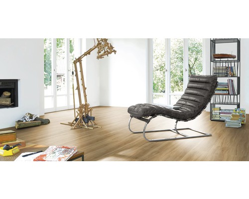 Heller Wohnraum mit Laminatboden, Liege und Bücherregal