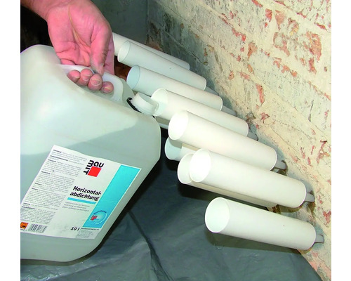 Horizontalsperre wird in eine Mauer mit Injektionsdüsen gefüllt