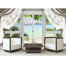 Interieur mit zwei Sesseln und Blick auf das Meer mit Segelbooten durch ein Fenster