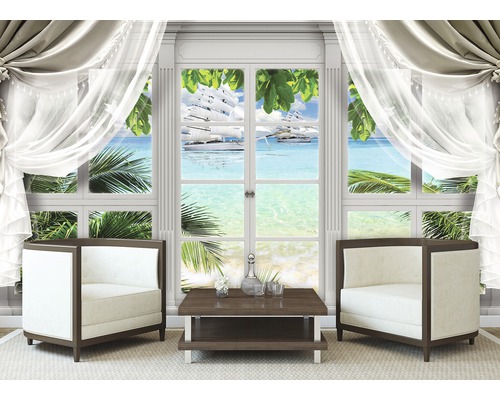 Interieur mit zwei Sesseln und Blick auf das Meer mit Segelbooten durch ein Fenster