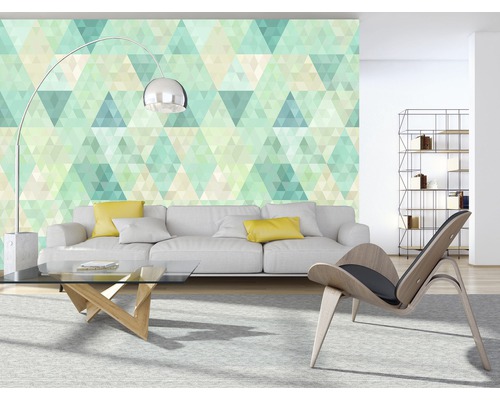 Wohnzimmer mit Sofa, Sessel, Couchtisch und geometrischer Tapete
