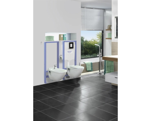 Modernes Badezimmer mit wandhängendem WC und Bidet, beides in Weiß.