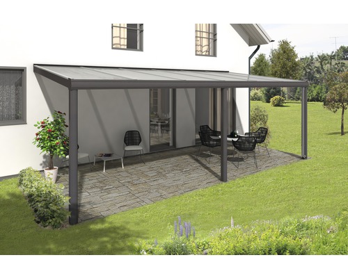 Terrassenüberdachung aus Aluminium mit Möbeln auf Terrasse