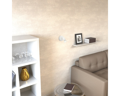 Wohnzimmer-Szene mit Wandleuchte, Regal, Sofa und Dekorationen