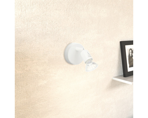 Weiße Wandleuchte mit verstellbarem Spot