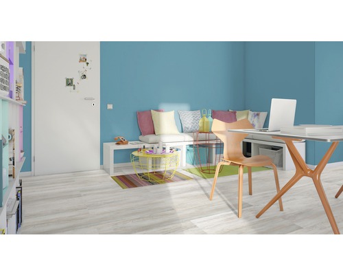 Helles Arbeitszimmer mit Schreibtisch, Stuhl und Regal