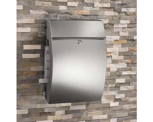 Briefkasten aus Stahl an einer Steinwand