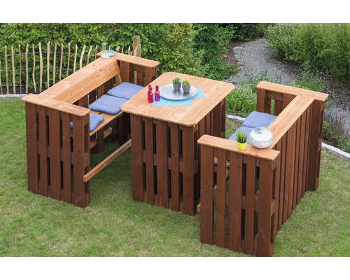 Gartenmöbel-Set aus Holzpaletten mit Tisch und Sitzgelegenheiten auf Rasen