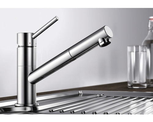 Küchenarmatur aus Metall im Spülbecken