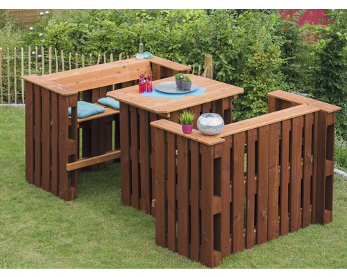 Holz Paletten Gartenmöbel Set mit Tisch und Sitzgelegenheiten auf Rasen
