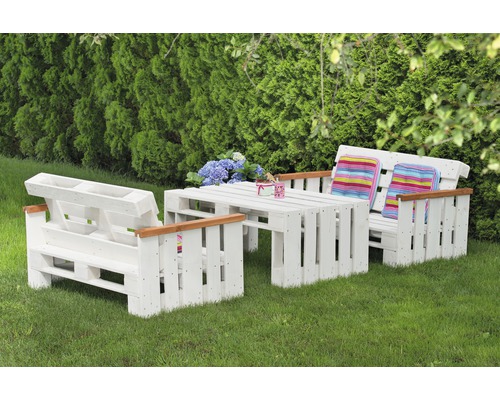 Palettenmöbel-Set mit Tisch und zwei Bänken im Garten