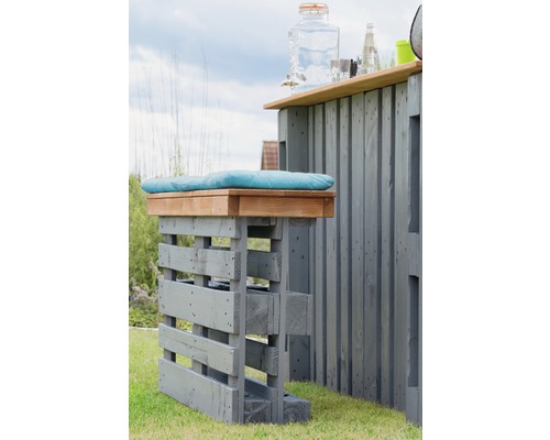 Barhocker und Bar aus Holzpaletten im Garten