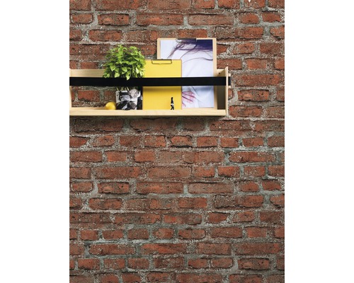 Regal mit Dekoration vor einer Ziegelwand