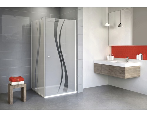 Badezimmer mit ebenerdiger Dusche, Waschbecken und Handtüchern