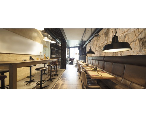 Innenansicht eines Restaurants mit Tischen, Stühlen und Beleuchtung