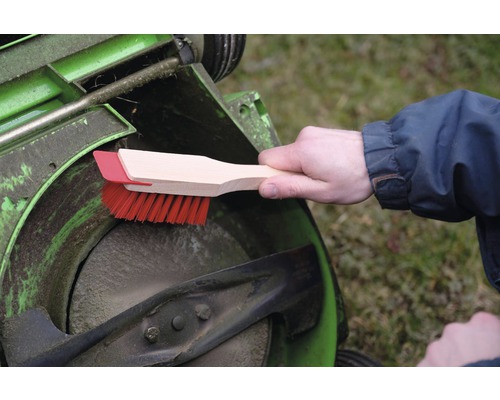 Reinigung einer Rasenmähers mit einer Reinigungsbürste