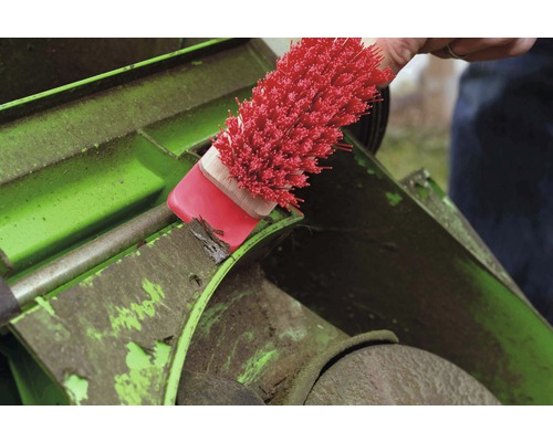 Reinigung eines Rasenmähers mit einer Bürste