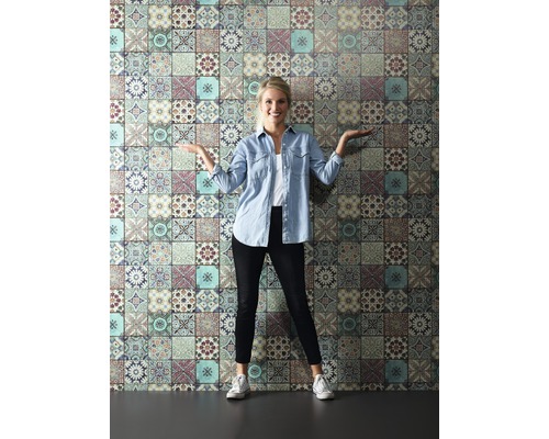 Frau steht vor einer Wand mit Fliesenmuster Tapete