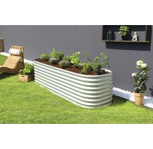 Hochbeet aus Metall mit Bepflanzung im Garten