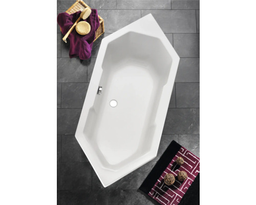 Aufnahme einer eingebauten, weißen Eckbadewanne im Badezimmer.