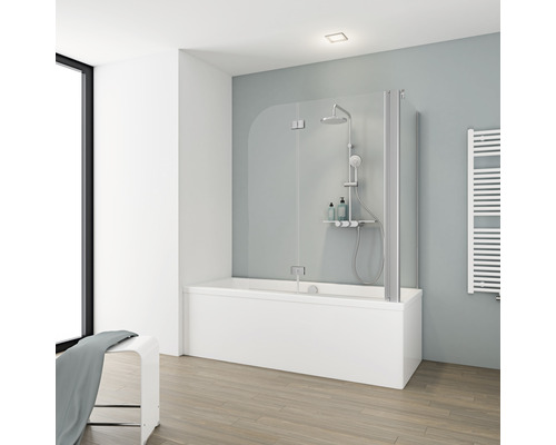Badezimmer mit Badewanne, Duschabtrennung aus Glas, Handtuchwärmer und Hocker