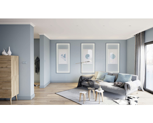 Wohnzimmer mit Sofa, Teppich, Beleuchtung und Wanddekoration in hellem Design