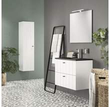 Badezimmer mit Waschtischunterschrank, Spiegel, Handtuchleiter und Hochschrank