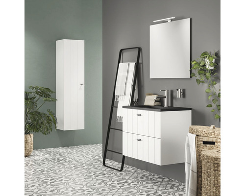 Badezimmer mit Waschtischunterschrank, Spiegel, Handtuchleiter und Hochschrank