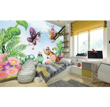 Kinderzimmer mit Wandbild von Insekten und Pflanzen, eingerichtet mit Bett, Schreibtisch und Sitzsack