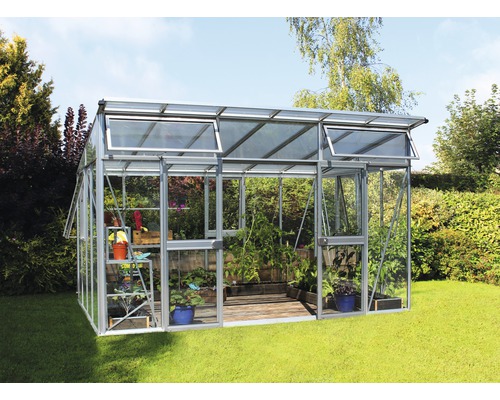 Gewächshaus mit geöffneten Fenstern im Garten