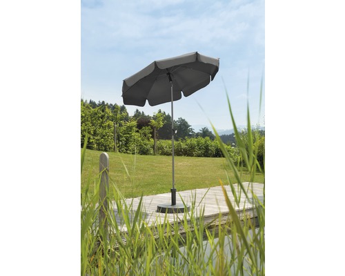Grauer Sonnenschirm auf einer Holzterrasse im Garten