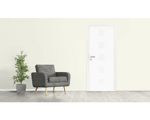 Zimmer mit Sessel, Topfpflanze und Innentür