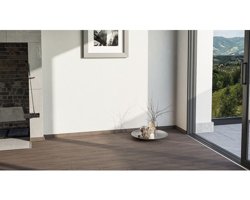 Heller Raum mit Holzboden, Bild an der Wand und Blick nach draußen