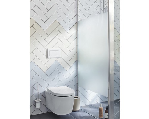 Modernes Badezimmer mit wandhängendem WC, Betätigungsplatte und Dusche mit Glasschiebetür