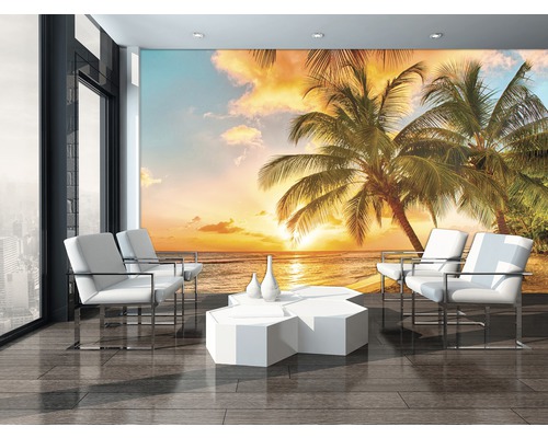 Wohnzimmer mit Fototapete mit Strandmotiv, Palmen und Sonnenuntergang.
