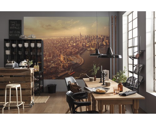 Esszimmer mit Holztisch, Stühlen, Regal und Wandbild mit Stadtansicht