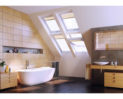 Helles Badezimmer mit Badewanne, Dachfenstern und Waschtisch