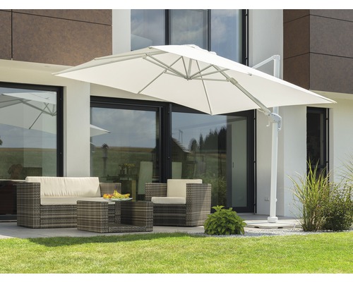 Terrasse mit Ampelschirm und Gartenmöbeln