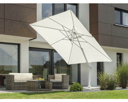 Quadratischer Gartenschirm auf einer Terrasse mit Gartenmöbeln
