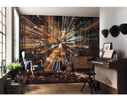 Wohnzimmer mit einer Fototapete mit abstraktem Stadtmotiv, Sessel, Musiktisch und Teppich