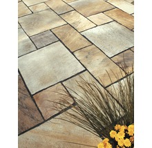 Verlegung von Terrassenplatten mit Blumen und Ziergras