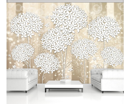 Dekoratives Wohnzimmer mit Tapete mit Blumenmuster und weißen Möbeln