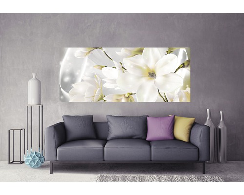 Wohnzimmer mit Sofa und Wandbild mit Magnolienblüten