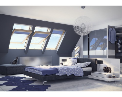 Modernes Schlafzimmer mit Dachfenstern, Bett und Kleiderschrank