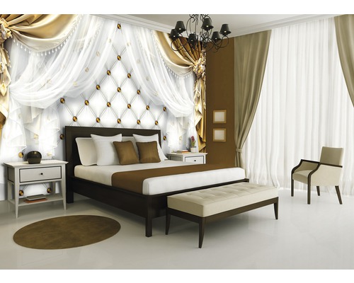 Schlafzimmer mit Bett, Nachttisch, Bank und Stuhl