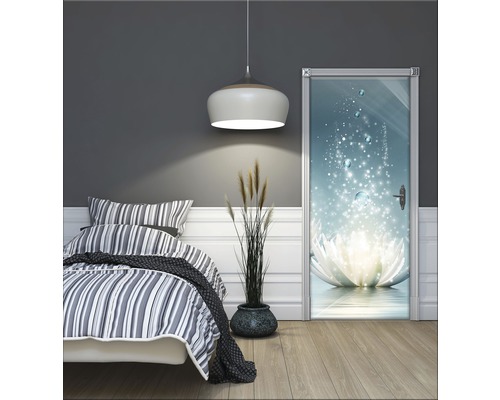 Schlafzimmer mit Bett, Hängelampe und Türposter mit Lotusblütenmotiv